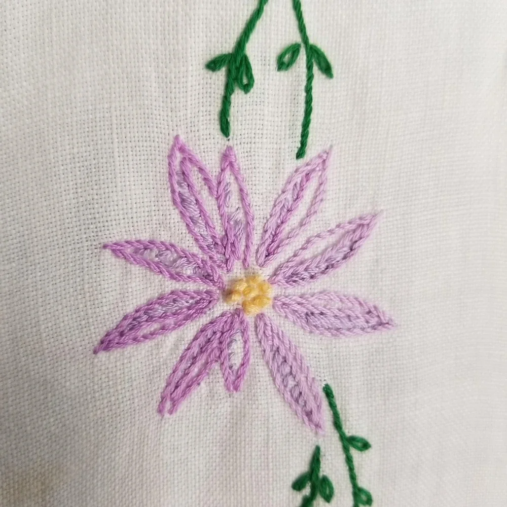 Vintage Hand Embroidered Floral‎ Linen Table Runner White Purple Scalloped Edge